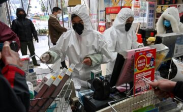 Pharmacy in tuta e maschere protettive