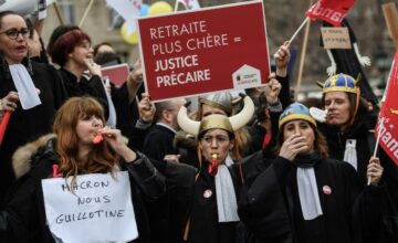 avvocati manifestanti contro la riforma delle pensioni a parigi