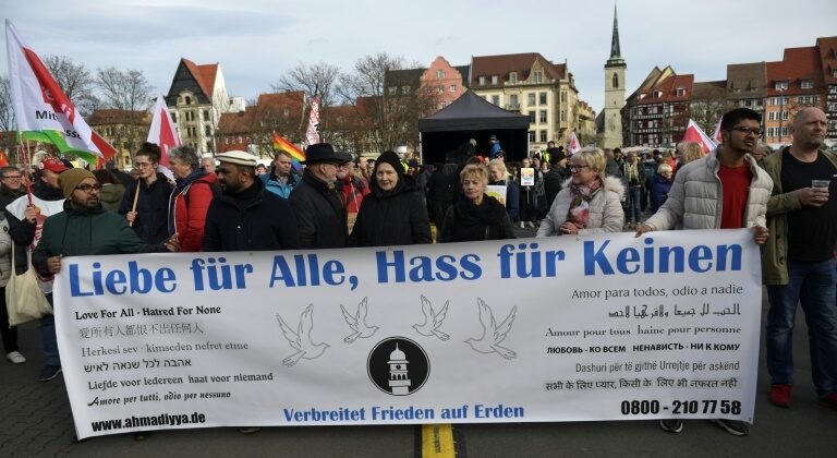 manifestanti contro l'estrema destra