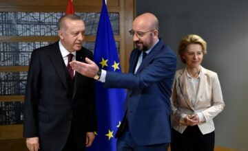 Il presidente del Consiglio europeo Charles Michel, il presidente della Commissione Ursula von der Leyen, presidente turco Tayyip Erdogan