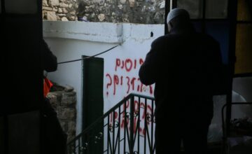 Insulti razziali sul muro di una moschea