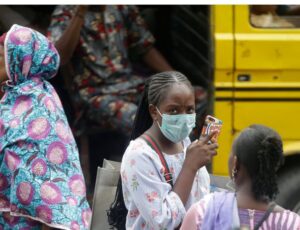 Nigeria donna con la mascherina