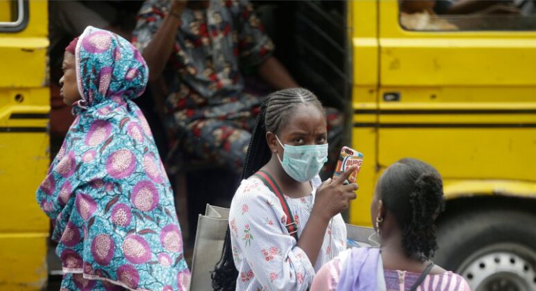 Nigeria donna con la mascherina