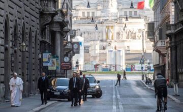 Papa a piedi a Roma