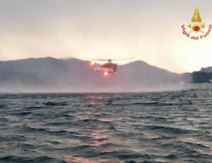 vigili del fuoco in azione sul lago maggiore