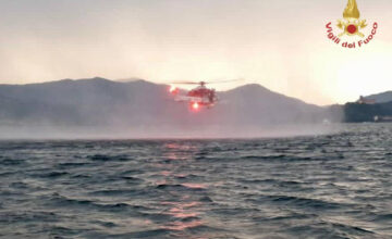 vigili del fuoco in azione sul lago maggiore