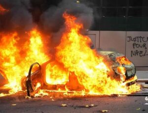 fuoco di protesta in francia
