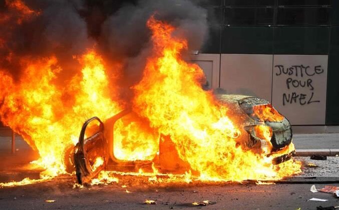 fuoco di protesta in francia